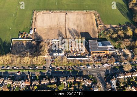 Foto aerea dell'Hough End Leisure Centre che mostra i lavori per la nuova estensione in costruzione, presi da 1500 metri circa Foto Stock