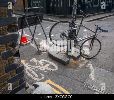 No attraverso il ciclismo. Solo parcheggio per biciclette. Foto Stock