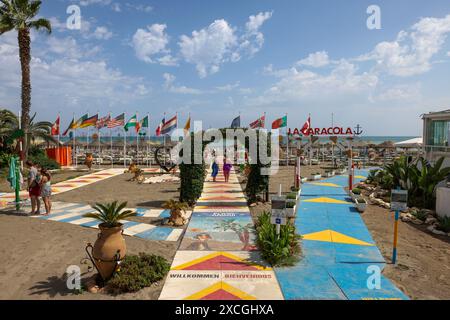 Torremolinos, Spagna - 15 settembre 2023: Vista della spiaggia di la caracola a Torremolinos, Malaga, Costa del Sol, Spagna Foto Stock