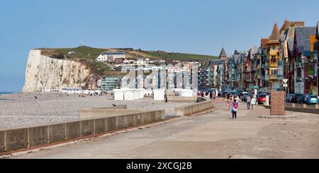 Mers-les-Bains, Francia - 11 settembre 2020: Vista panoramica delle file di colorate case a schiera in legno sull'Esplanade du Général Leclerc Foto Stock