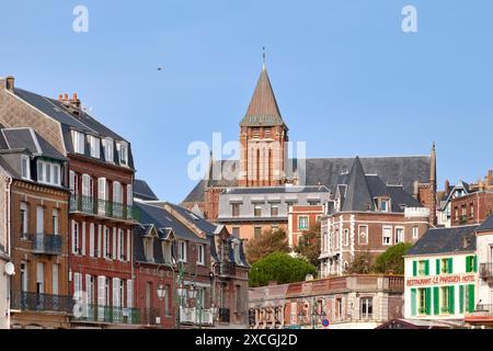 Mers-les-Bains, Francia - 11 settembre 2020: La chiesa di Saint-Martin fu costruita nel 1928 secondo i piani dell'architetto Edmond Douillet, sul Foto Stock