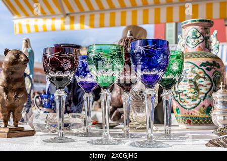 Bicchieri di cristallo colorati sul mercato dell'antiquariato di Nizza, Francia Foto Stock