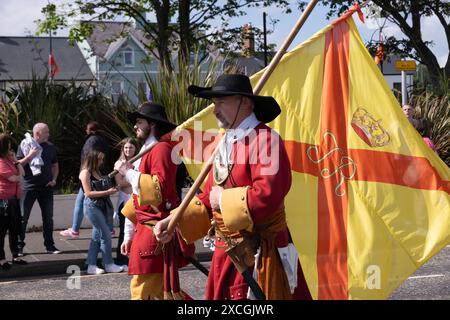 Abito d'epoca - Parata reale di sbarco a Carrickfergus, che celebra i legami della città con Guglielmo III d'Orange. Sabato 8 giugno 2024. Foto Stock