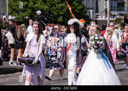 William Prince of Orange e Queen Mary raffigurati in costume d'epoca alla parata annuale di Royal Landing, Carrickfergus, Regno Unito - 8 giugno 2024. Foto Stock