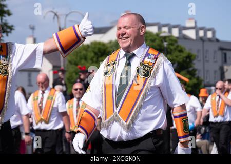 Membri della Loyal Orange Lodge No. 710 al ritorno della Royal Landing Parade a Carrickfergus, Irlanda del Nord. Sabato 8 giugno 2024. Foto Stock