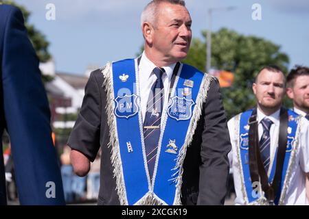 Loyal Orange Lodge No. 1544 Kilroot True Blues alla tappa di ritorno della Royal Landing Parade a Carrickfergus, Irlanda del Nord. Sabato 8 giugno 2024. Foto Stock