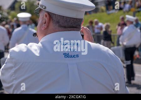 Il flauto Finaghy True Blues vedrà il retro alla Royal Landing Parade di Carrickfergus, sabato 8 giugno 2024. Foto Stock