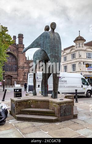 CHESTER, GRAN BRETAGNA - 14 SETTEMBRE 2014: Questa è una scultura contemporanea A Celebration of Chester (di Broadbent), che simboleggia il ringraziamento. Foto Stock