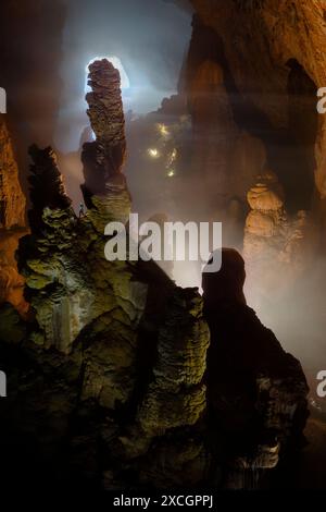 Enormi stalagmiti a Hang Son Doong, Vietnam. Foto Stock