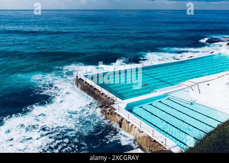 Uomo che nuota da solo nelle piscine Iceberg Foto Stock