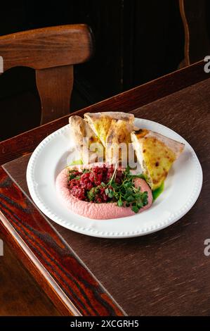 carpaccio di manzo marmorizzato con mousse e chabata su un piatto Foto Stock