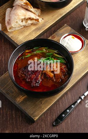 Zuppa nazionale ungherese in una ciotola. menu del ristorante Foto Stock