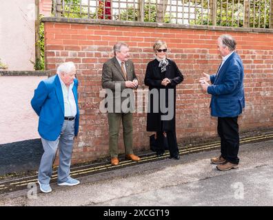 Judi Spiers presenta una targa per celebrare la casa d'infanzia dell'attrice Belinda Lee. Foto Stock