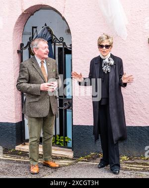 Judi Spiers presenta una targa per celebrare la casa d'infanzia dell'attrice Belinda Lee. Foto Stock