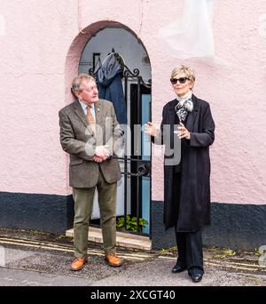 Judi Spiers presenta una targa per celebrare la casa d'infanzia dell'attrice Belinda Lee. Foto Stock