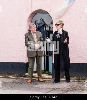 Judi Spiers presenta una targa per celebrare la casa d'infanzia dell'attrice Belinda Lee. Foto Stock