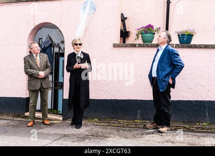 Judi Spiers presenta una targa per celebrare la casa d'infanzia dell'attrice Belinda Lee. Foto Stock