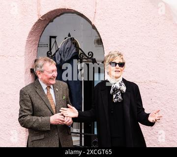 Judi Spiers presenta una targa per celebrare la casa d'infanzia dell'attrice Belinda Lee. Foto Stock