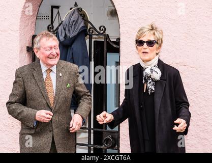 Judi Spiers presenta una targa per celebrare la casa d'infanzia dell'attrice Belinda Lee. Foto Stock