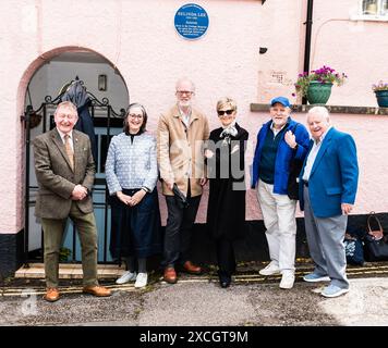 Judi Spiers presenta una targa per celebrare la casa d'infanzia dell'attrice Belinda Lee. Foto Stock