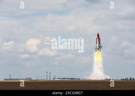 Lancio del razzo spaziale sul campo nelle giornate di sole Foto Stock