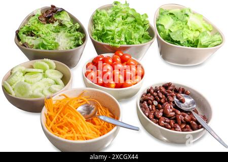 Tagliato di insalata fresca con pomodori e verdure miste (quercia rossa, pomodoro, carota, fagioli, cetrioli) cibo sano su bianco isolato. Foto Stock