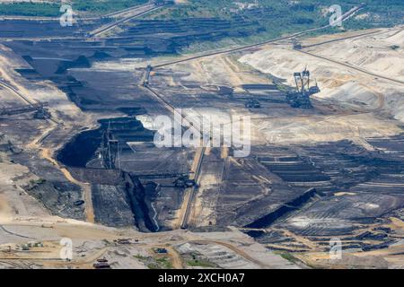 Blick vom Aussichtspunkt Terra Nova 1 auf den Tagebau Hambach, betrieben von der RWE Power AG. Elsdorf, Nordrhein-Westfalen, DEU, Deutschland, 15.06.2024 *** Vista della miniera a cielo aperto Hambach gestita da RWE Power AG Elsdorf, Renania settentrionale-Vestfalia, DEU, Germania, 15 06 2024 dal punto panoramico Terra Nova 1 Foto Stock