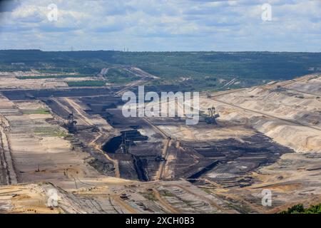 Blick vom Aussichtspunkt Terra Nova 1 auf den Tagebau Hambach, betrieben von der RWE Power AG. Elsdorf, Nordrhein-Westfalen, DEU, Deutschland, 15.06.2024 *** Vista della miniera a cielo aperto Hambach gestita da RWE Power AG Elsdorf, Renania settentrionale-Vestfalia, DEU, Germania, 15 06 2024 dal punto panoramico Terra Nova 1 Foto Stock