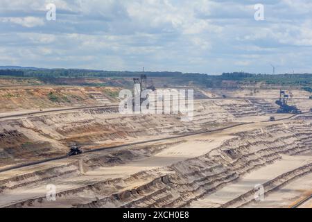 Blick vom Aussichtspunkt Terra Nova 1 auf den Tagebau Hambach, betrieben von der RWE Power AG. Elsdorf, Nordrhein-Westfalen, DEU, Deutschland, 15.06.2024 *** Vista della miniera a cielo aperto Hambach gestita da RWE Power AG Elsdorf, Renania settentrionale-Vestfalia, DEU, Germania, 15 06 2024 dal punto panoramico Terra Nova 1 Foto Stock