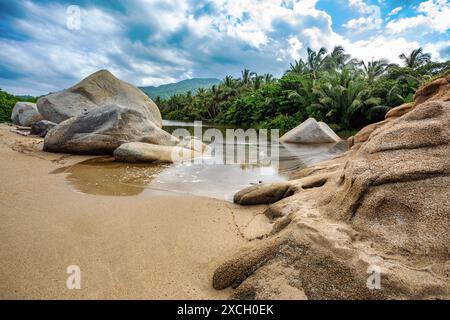 La più bella spiaggia caraibica, Playa Arenilla nel Parco Nazionale di Tayrona, il paesaggio naturale selvaggio della Colombia Foto Stock