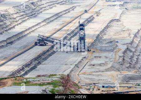 Blick vom Aussichtspunkt Terra Nova 1 auf den Tagebau Hambach, betrieben von der RWE Power AG. Elsdorf, Nordrhein-Westfalen, DEU, Deutschland, 15.06.2024 *** Vista della miniera a cielo aperto Hambach gestita da RWE Power AG Elsdorf, Renania settentrionale-Vestfalia, DEU, Germania, 15 06 2024 dal punto panoramico Terra Nova 1 Foto Stock