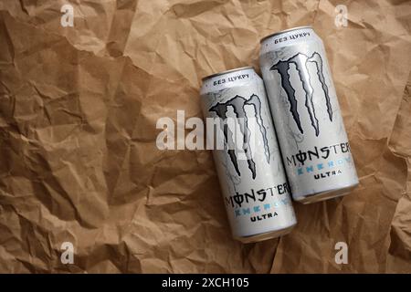 KIEV, UCRAINA - 20 APRILE 2024 lattina di Monster Energy drink ultra su sfondo di carta. Introdotto nel 2002, Monster ha ora oltre 30 bevande diverse con un alto contenuto di caffeina Foto Stock
