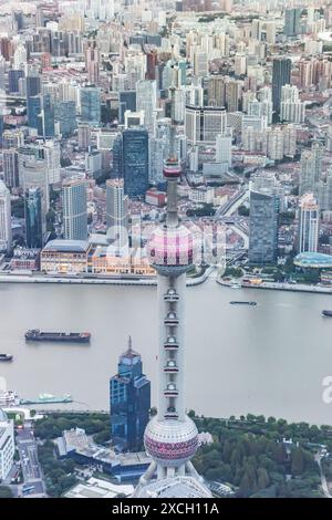 Vista aerea sulla Oriental Pearl TV Tower a Shanghai, Cina Foto Stock