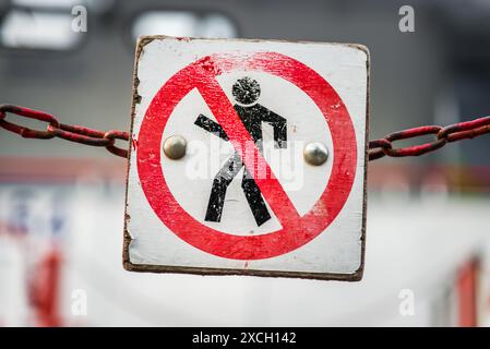 Nessun segno di respingimento appeso sulla catena rossa. Profondità di campo bassa Foto Stock