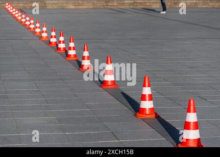 Coni della linea di traffico in piedi in Un grande quadrato vuoto Foto Stock