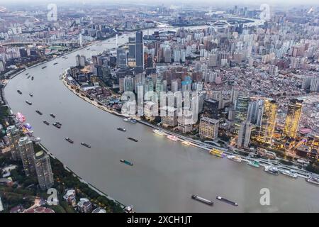 Vista aerea su una curva del fiume Huangpu a Shanghai, Cina Foto Stock