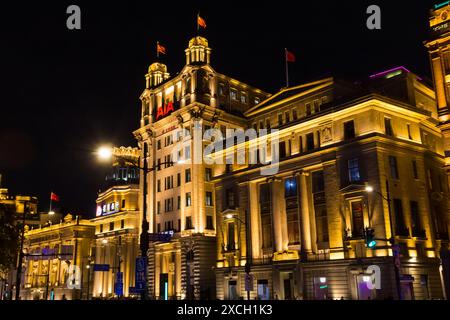 Edificio del North China Daily News alla luce della sera a Shanghai, in Cina Foto Stock