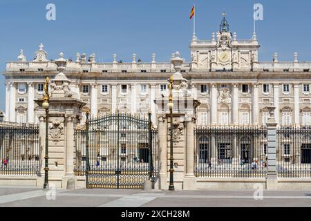 Il Palazzo reale di Madrid e la porta di Plaza de la Armeria (Piazza dell'Armeria) in Spagna. Madrid è una popolare destinazione turistica. Foto Stock