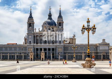 Vista della Cattedrale di Santa Maria reale di la Almudena da Plaza de la Armeria (Piazza dell'Armeria) a Madrid, Spagna. Foto Stock