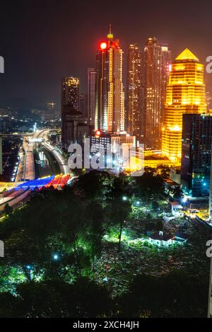 Illuminato da luci colorate, il Saloma Link cambia colore in modo casuale, con il cimitero musulmano in primo piano. Un'autostrada e il fiume Klang attraversano, sotto Foto Stock