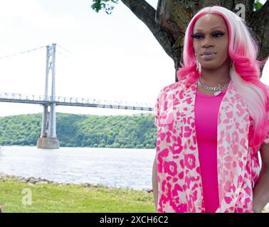 Foto in posa di una donna trans in rosa alla Poughkeepsie Pride Parade a Waryas Park, Dutchess County, New York. Foto Stock