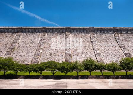 Una vista della diga di Kensico dal parco Plaza sottostante in una primavera di sole 2024 giorni. A Valhalla, Westchester, New York. Foto Stock