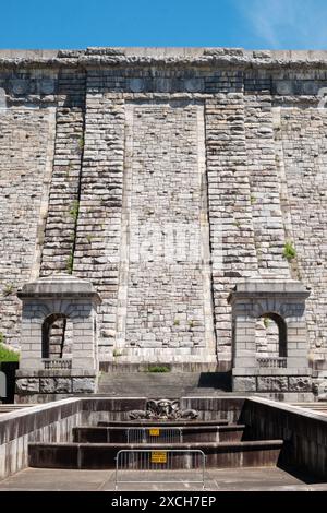 Una vista della diga di Kensico dal parco Plaza sottostante in una primavera di sole 2024 giorni. A Valhalla, Westchester, New York. Foto Stock