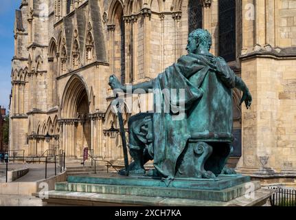 La statua in bronzo del 1998 dell'imperatore romano Costantino il grande fuori dalla cattedrale di York, York, Inghilterra. Costantino fu insediato come imperatore a York nell'AD3 Foto Stock