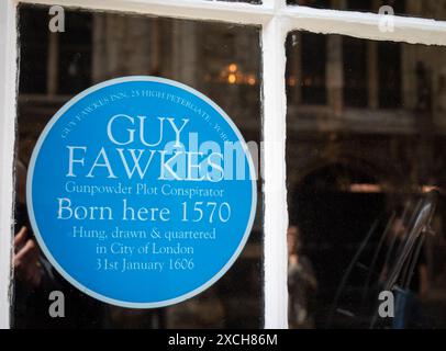 Un cartello circolare blu che segna il luogo di nascita del cospiratore Guy Fawkes, alla finestra del Guy Fawkes Inn di York, North Yorkshire, Eng Foto Stock