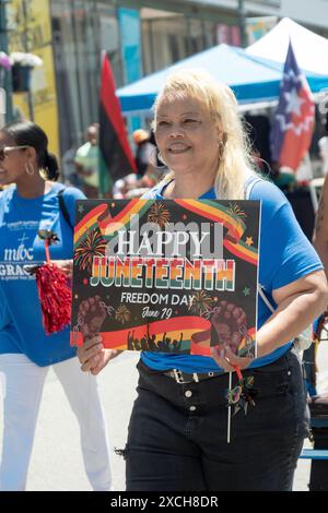 Una marchina con un cartello di buon Juneteenth nella Peekskill Juneteenth Parade del 2024. Foto Stock