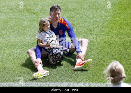 WOLFSBURG - Wout Weghorst dell'Olanda con le sue figlie dopo la sessione di allenamento della nazionale olandese allo stadio AOK il 17 giugno 2024 a Wolfsburg, Germania. La nazionale olandese si sta preparando per la partita a gironi del Campionato europeo di calcio in Germania contro la Francia. ANP | più alto olandese | Maurice van Steen Foto Stock