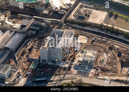 Foto aerea da 1500 metri circa di rifiuti edili per lo sviluppo energetico a Lostock che mostra un enorme bunker di cemento e gru rosse Foto Stock