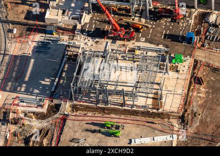 Foto aerea da 1500 metri circa di rifiuti edili per lo sviluppo energetico a Lostock che mostra un enorme bunker di cemento e gru rosse Foto Stock