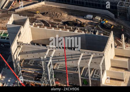 Foto aerea da 1500 metri circa di rifiuti edili per lo sviluppo energetico a Lostock che mostra un enorme bunker di cemento e gru rosse Foto Stock